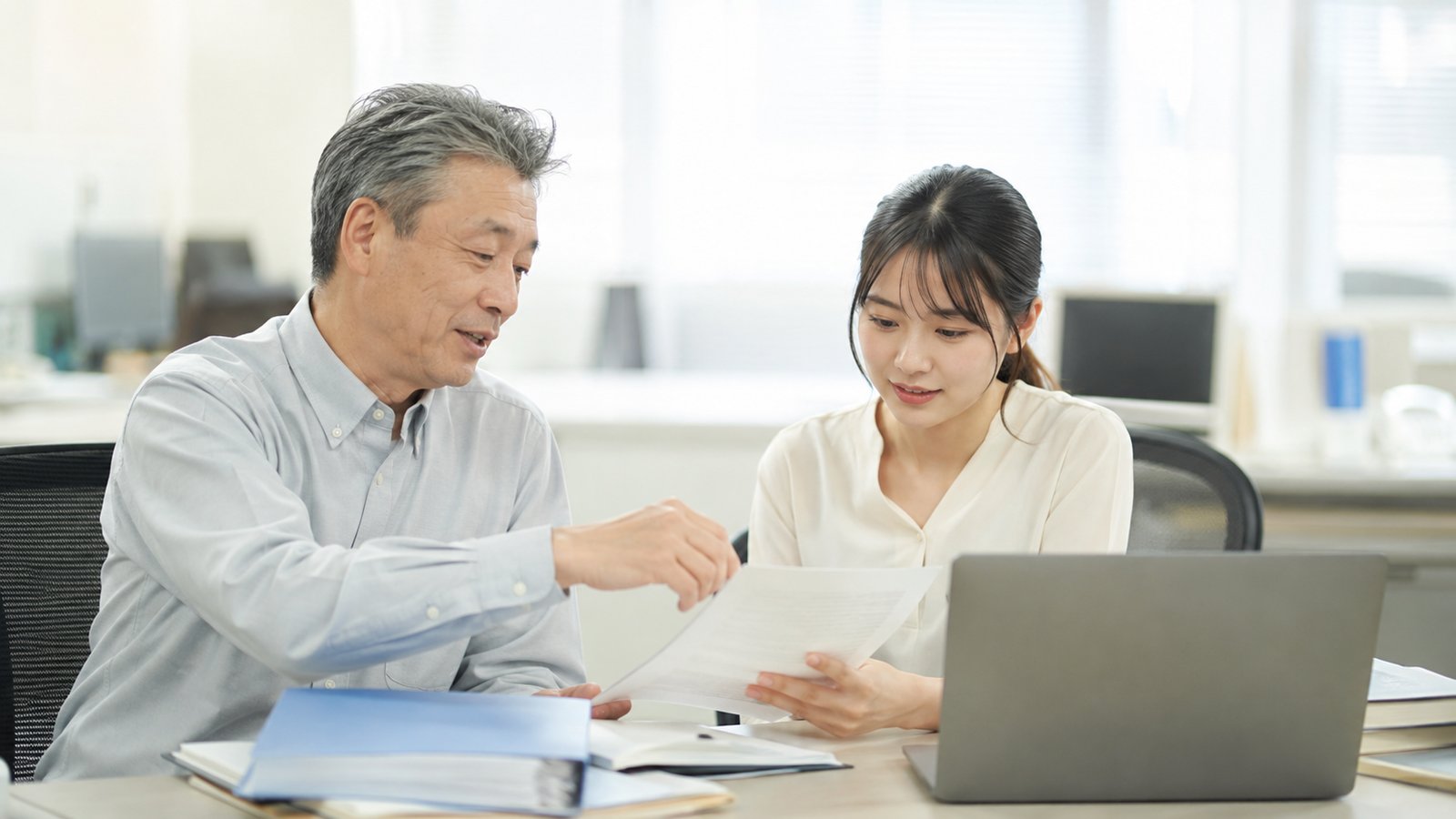 業務の引き継ぎを受けるなるテックの担当者
